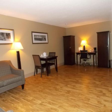 Stonebridge Hotel Форт-МакМеррей Номер фото