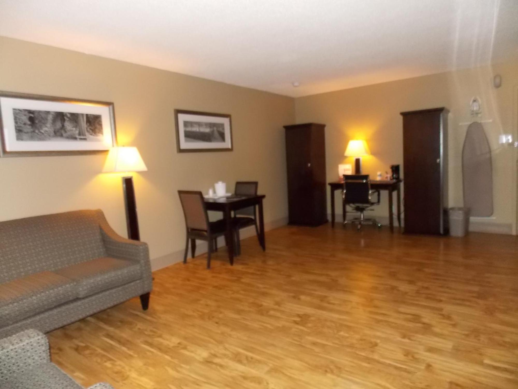 Stonebridge Hotel Форт-МакМеррей Номер фото