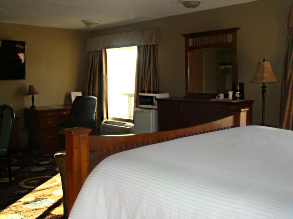 Stonebridge Hotel Форт-МакМеррей Номер фото